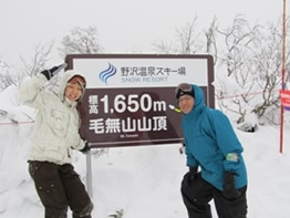 毛無山山頂の看板の前で・・・山頂はもうちょっと上にあるんだけどね